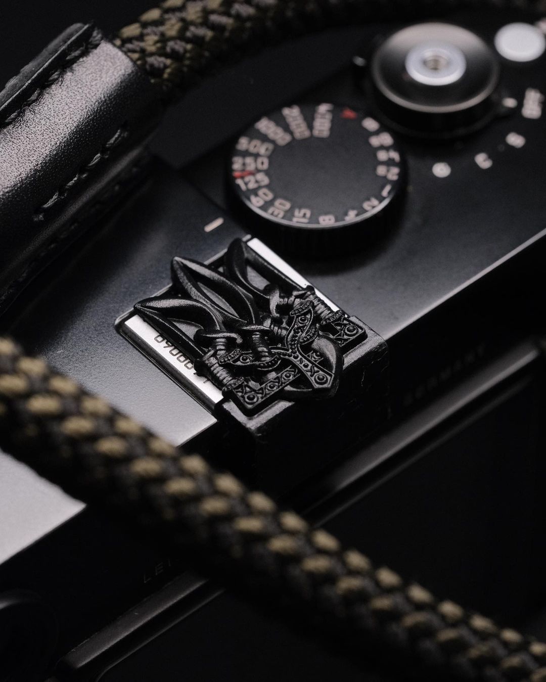 "Trident" plug for Native cameras, black